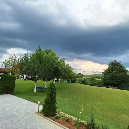 Guesthouse Miha Rakovica Bagian luar foto