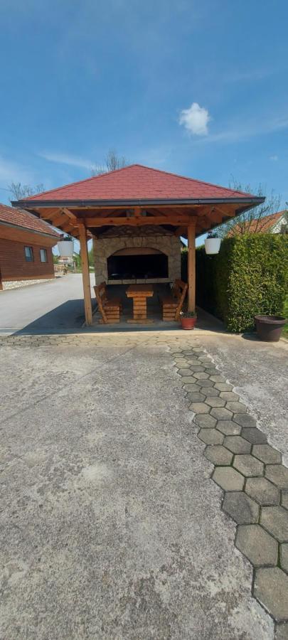 Guesthouse Miha Rakovica Bagian luar foto