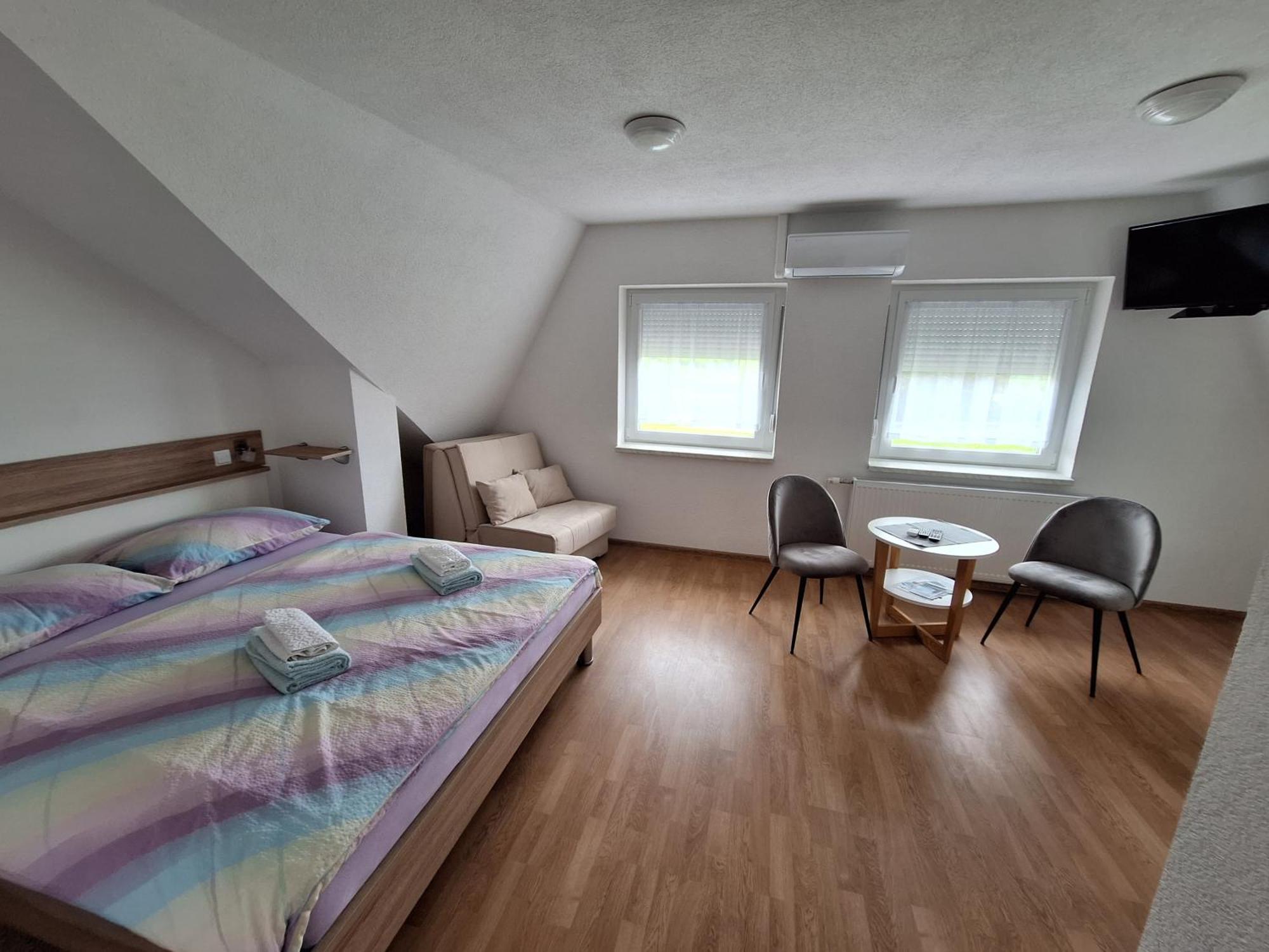 Guesthouse Miha Rakovica Bagian luar foto