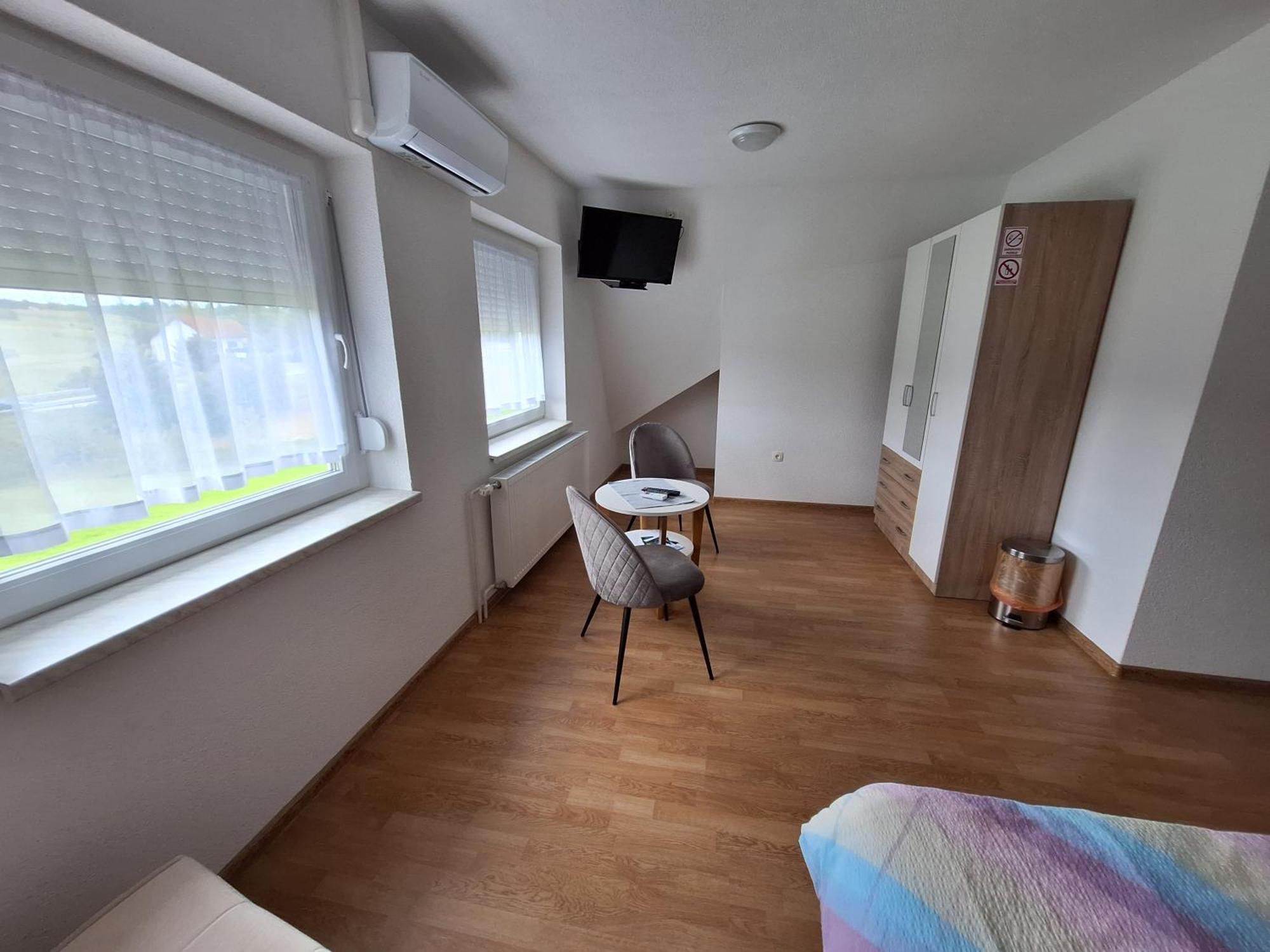 Guesthouse Miha Rakovica Bagian luar foto