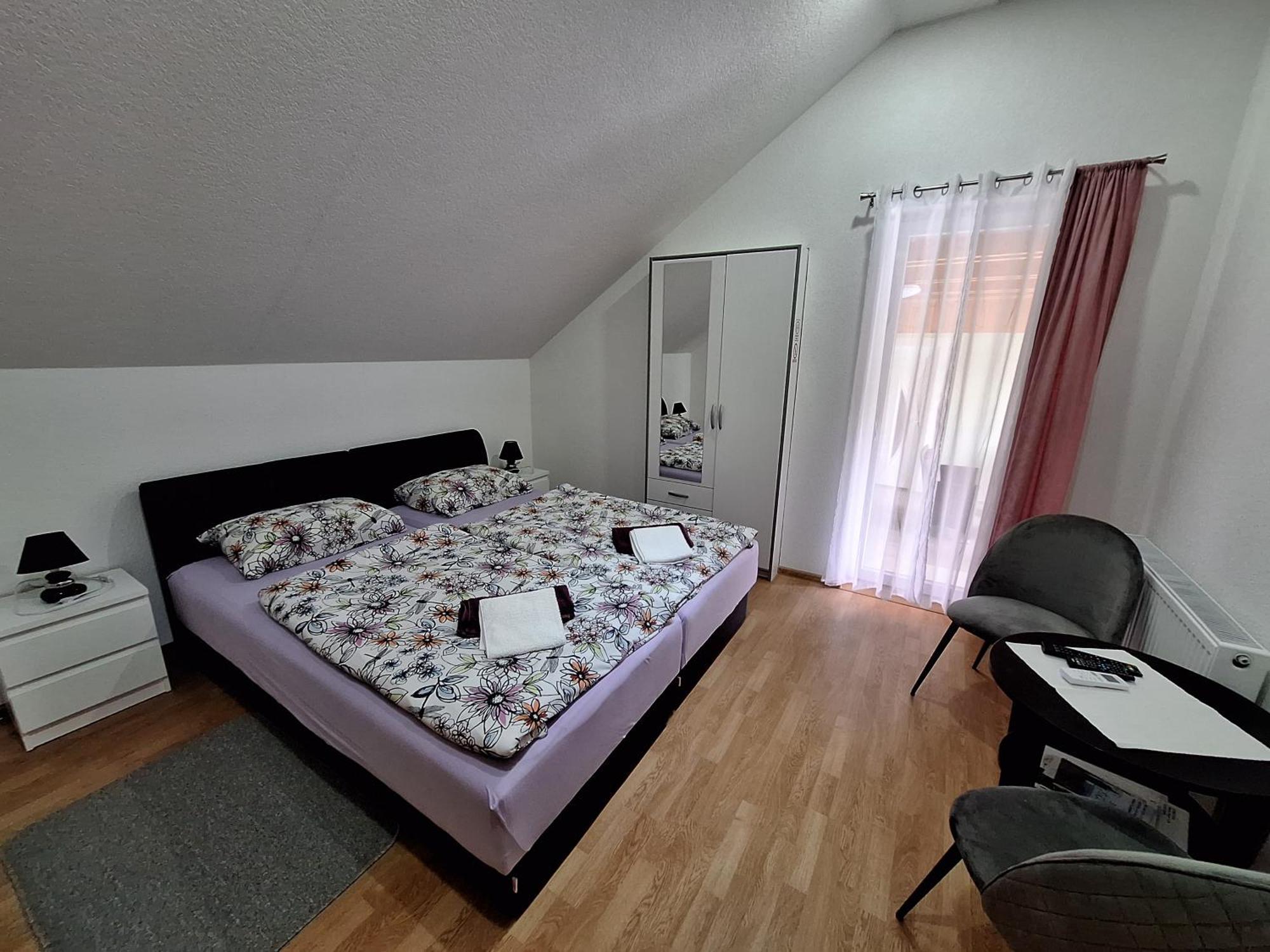 Guesthouse Miha Rakovica Bagian luar foto