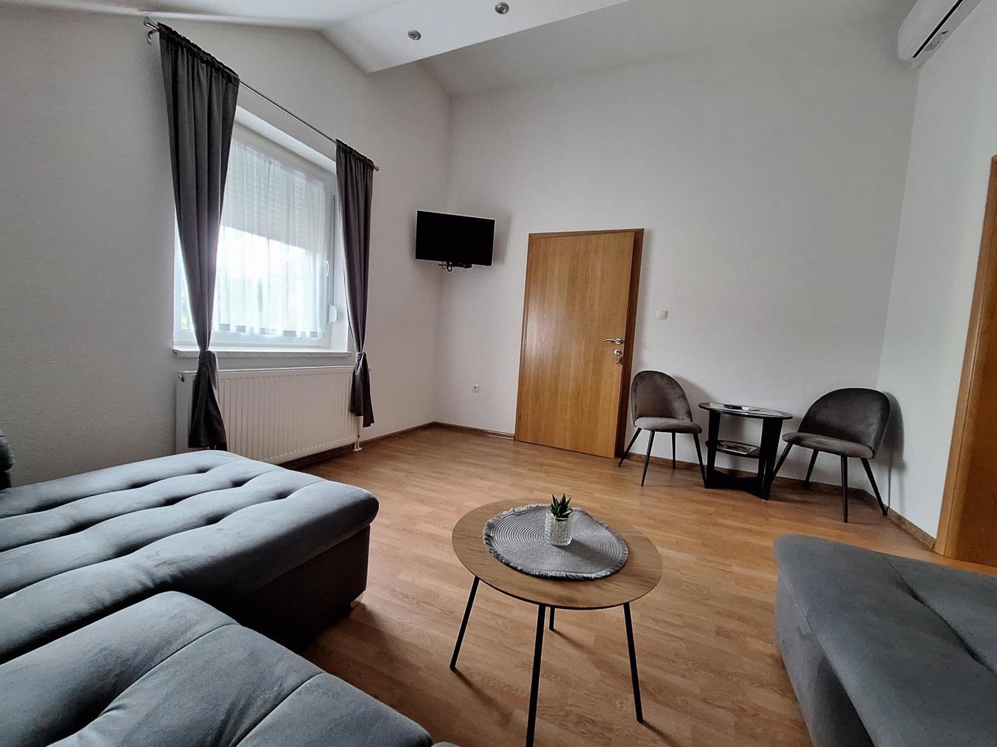 Guesthouse Miha Rakovica Bagian luar foto