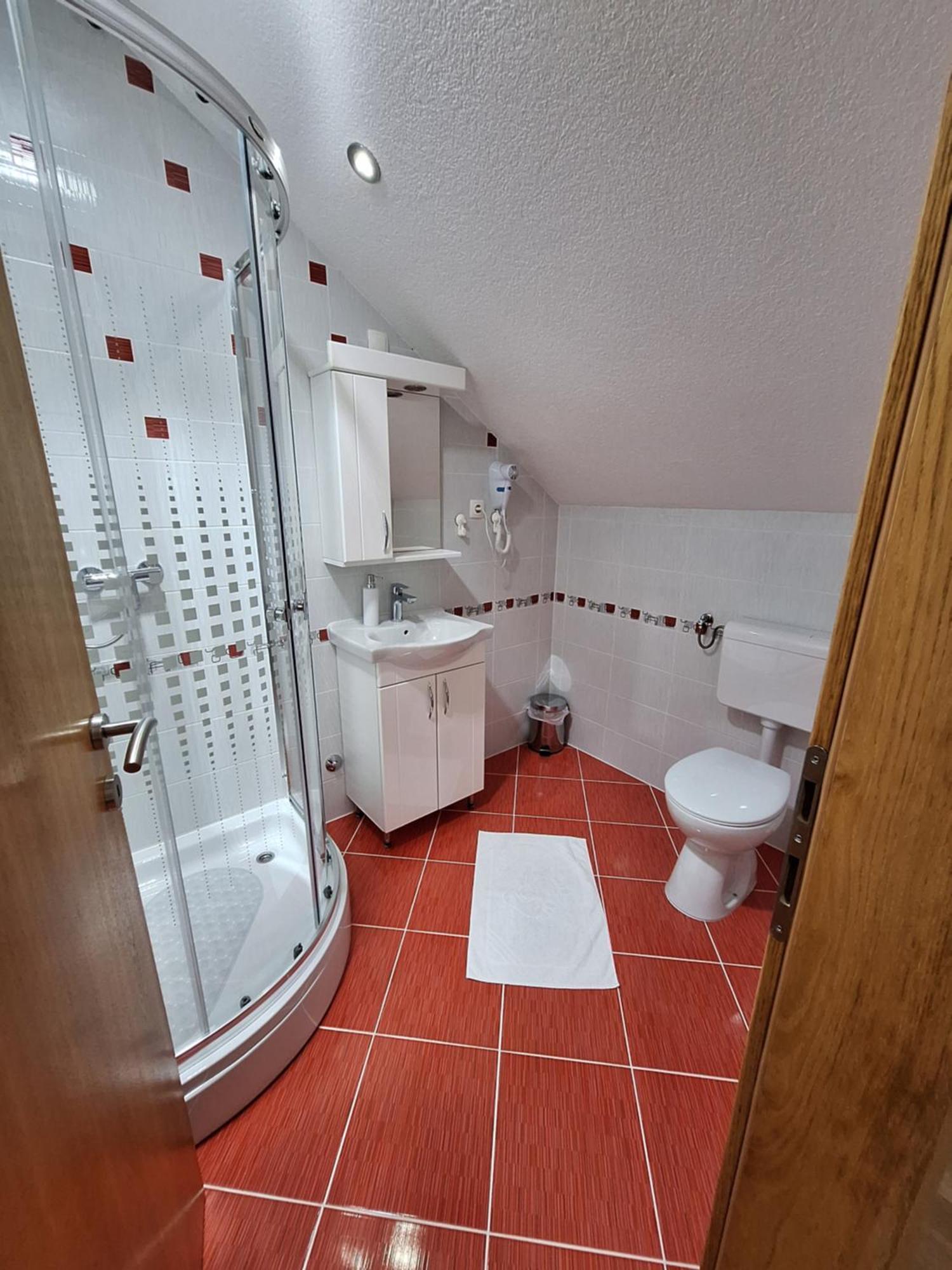 Guesthouse Miha Rakovica Bagian luar foto