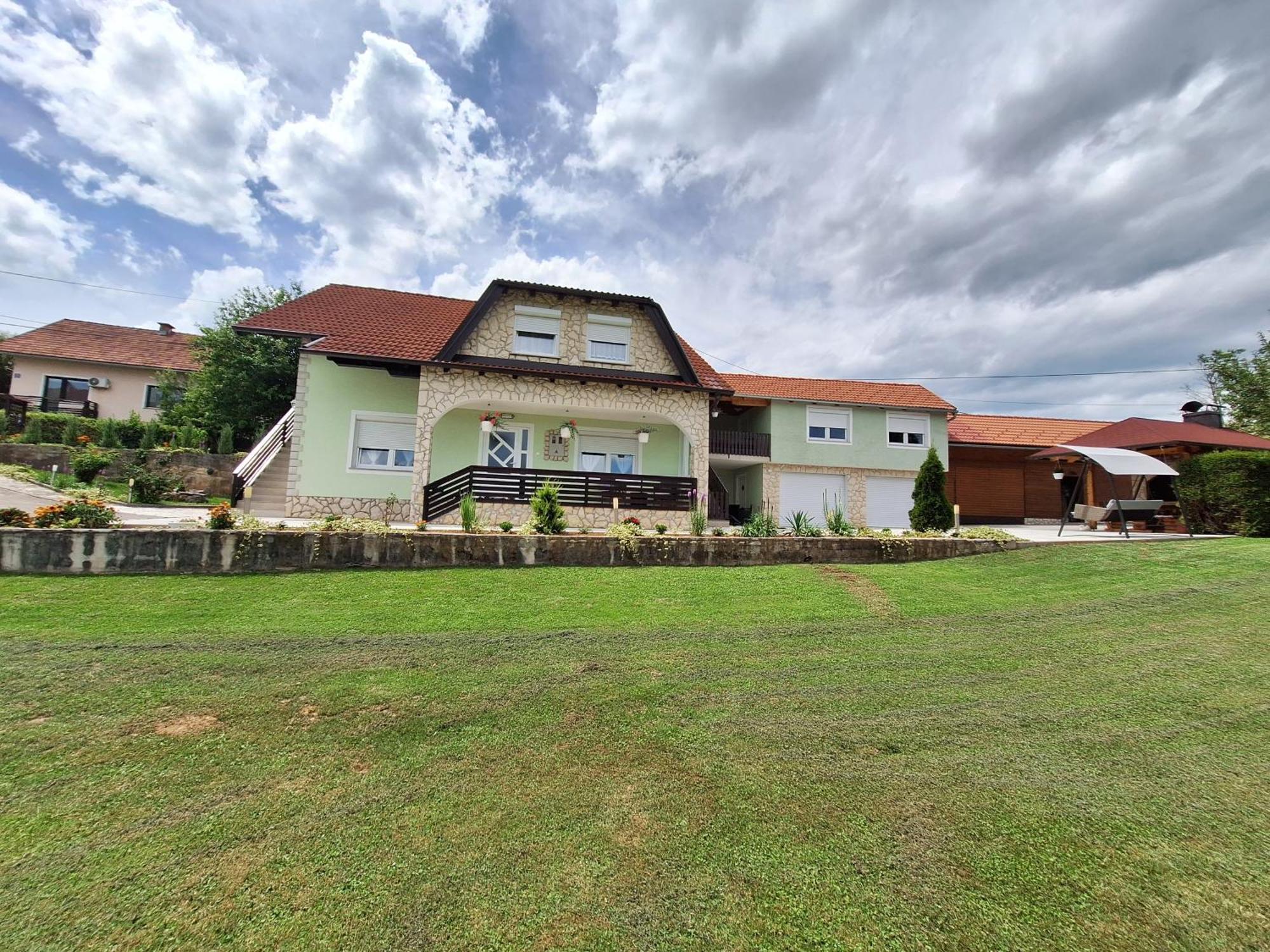 Guesthouse Miha Rakovica Bagian luar foto